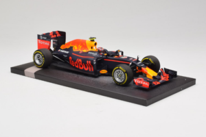 Red Bull RB12 Tag Heuer #26 D. Kvyat Red Bull Racing Showcar 2016 Minichamps 1:18 117160026 Sveķi — attēls 4 no 7