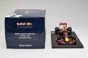 Red Bull RB12 Tag Heuer #26 D. Kvyat Red Bull Racing Showcar 2016 Minichamps 1:18 117160026 Sveķi — attēls 6 no 7