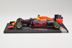 Red Bull RB12 Tag Heuer #26 D. Kvyat Red Bull Racing Showcar 2016 Minichamps 1:18 117160026 Sveķi