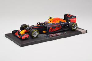 Red Bull RB12 Tag Heuer #26 D. Kvyat Red Bull Racing Showcar 2016 Minichamps 1:18 117160026 Sveķi — attēls 2 no 7