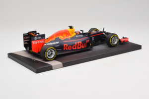 Red Bull RB12 Tag Heuer #26 D. Kvyat Red Bull Racing Showcar 2016 Minichamps 1:18 117160026 Sveķi — attēls 3 no 7
