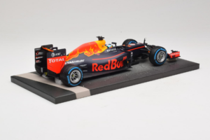 Red Bull RB12 Tag Heuer #3 D. Ricciardo Red Bull Racing Brazilian Grand Prix 2016 Minichamps 1:18 117161203 Sveķi — attēls 3 no 6