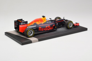 Red Bull RB12 Tag Heuer #3 D. Ricciardo Red Bull Racing Showcar 2016 Minichamps 1:18 117160003 Sveķi — attēls 3 no 7