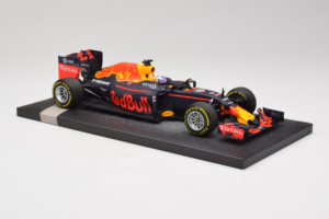 Red Bull RB12 Tag Heuer #3 D. Ricciardo Red Bull Racing Showcar 2016 Minichamps 1:18 117160003 Sveķi — attēls 4 no 7