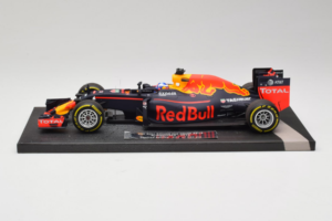 Red Bull RB12 Tag Heuer #3 D. Ricciardo Red Bull Racing Showcar 2016 Minichamps 1:18 117160003 Sveķi