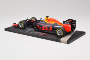 Red Bull RB12 Tag Heuer #3 D. Ricciardo Red Bull Racing Showcar 2016 Minichamps 1:18 117160003 Sveķi — attēls 5 no 7