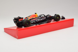 Red Bull RB18 #1 M. Verstappen Oracle Red Bull Racing Japanese Grand Prix Winner World Champion 2022 Minichamps 1:18 11322280 — attēls 3 no 7