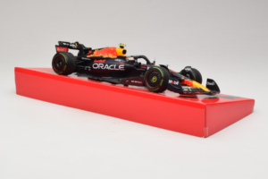 Red Bull RB18 #1 M. Verstappen Oracle Red Bull Racing Japanese Grand Prix Winner World Champion 2022 Minichamps 1:18 11322280 — attēls 4 no 7