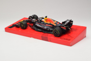 Red Bull RB18 #1 M. Verstappen Oracle Red Bull Racing Japanese Grand Prix Winner World Champion 2022 Minichamps 1:18 11322280 — attēls 5 no 7