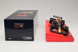 Red Bull RB18 #1 M. Verstappen Oracle Red Bull Racing Japanese Grand Prix Winner World Champion 2022 Minichamps 1:18 11322280 — attēls 6 no 7