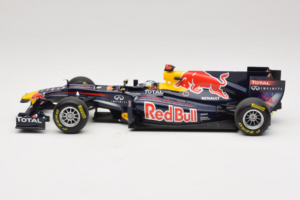 Red Bull RB7 Renault #1 S. Vettel Red Bull Racing Showcar 2011 Minichamps 1:18 110110071-1 Metāls — attēls 3 no 7