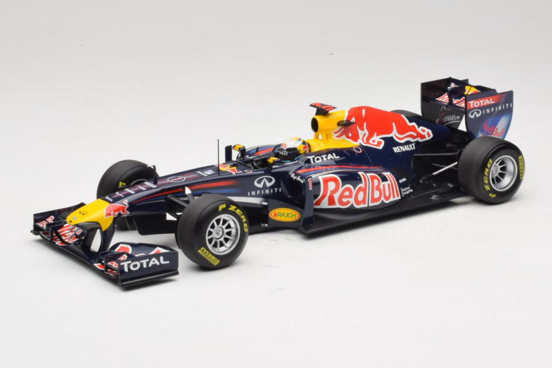 Red Bull RB7 Renault #1 S. Vettel Red Bull Racing World Champion 2011 Minichamps 1:18 110110001 Metāls