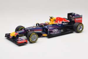 Red Bull RB9 Renault #2 M. Webber Infiniti Red Bull Racing Showcar 2013 Minichamps 1:18 110130072 Metāls