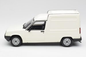 Renault Express Balts Otto 1:18 OT466 Sveķi — attēls 3 no 5