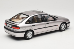 Renault Laguna V6 3.0 Baccara Opal Grey Otto 1:18 OT1185 Sveķi — attēls 2 no 6