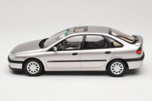 Renault Laguna V6 3.0 Baccara Opal Grey Otto 1:18 OT1185 Sveķi — attēls 3 no 6