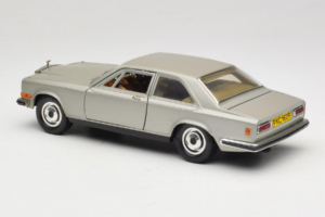 Rolls-Royce Camargue Sudrabs Diamond Edition Bburago 1:18 3001-M3 Metāls — attēls 7 no 8