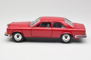 Rolls-Royce Camargue Sarkans Bburago 1:22 3001 Metāls — attēls 4 no 8