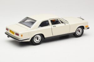 Rolls-Royce Camargue Balts Bburago 1:22 3001-M1 Metāls — attēls 2 no 8