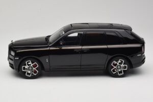Rolls-Royce Cullinan Melns Ar Gold Coachline & Shadow Wheels OEM 1:18 028-15A Metāls — attēls 4 no 8