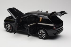 Rolls-Royce Cullinan Melns Ar Gold Coachline & Shadow Wheels OEM 1:18 028-15A Metāls — attēls 5 no 8