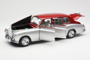Rolls-Royce Phantom VI Sudrabs Sarkans Kyosho 1:18 08905SR Metāls — attēls 2 no 8