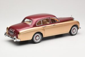 Rolls-Royce Silver Cloud III Flying Spur H.J. Mulliner Sarkans & Zelts MCG 1:18 MCG18132 Metāls — attēls 2 no 6