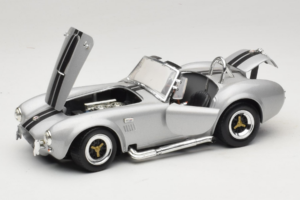 Shelby Cobra 427S/C Sudrabs Ar Melnām Svītrām Road Signature 1:18 92058 Metāls — attēls 2 no 8