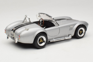 Shelby Cobra 427S/C Sudrabs Ar Melnām Svītrām Road Signature 1:18 92058 Metāls — attēls 3 no 8