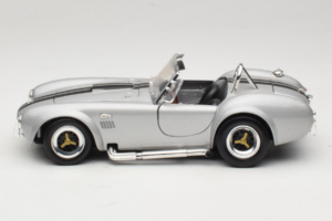 Shelby Cobra 427S/C Sudrabs Ar Melnām Svītrām Road Signature 1:18 92058 Metāls — attēls 4 no 8