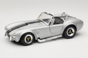 Shelby Cobra 427S/C Sudrabs Ar Melnām Svītrām Road Signature 1:18 92058 Metāls