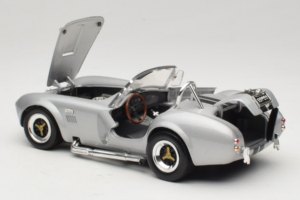 Shelby Cobra 427S/C Sudrabs Ar Melnām Svītrām Road Signature 1:18 92058 Metāls — attēls 5 no 8