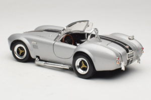 Shelby Cobra 427S/C Sudrabs Ar Melnām Svītrām Road Signature 1:18 92058 Metāls — attēls 7 no 8