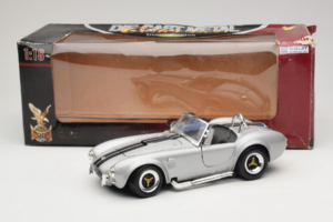 Shelby Cobra 427S/C Sudrabs Ar Melnām Svītrām Road Signature 1:18 92058 Metāls — attēls 8 no 8