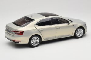 Skoda Superb Mk3 Zeltains Paudi Model 1:18 ZSS000006GOLD Metāls — attēls 3 no 8