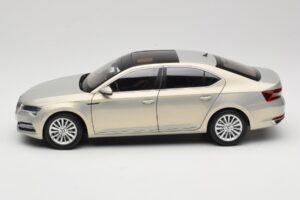 Skoda Superb Mk3 Zeltains Paudi Model 1:18 ZSS000006GOLD Metāls — attēls 4 no 8