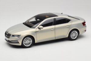 Skoda Superb Mk3 Zeltains Paudi Model 1:18 ZSS000006GOLD Metāls