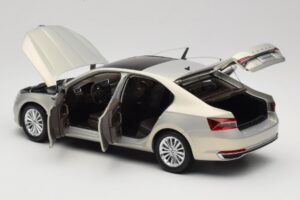 Skoda Superb Mk3 Zeltains Paudi Model 1:18 ZSS000006GOLD Metāls — attēls 5 no 8