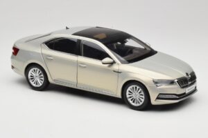 Skoda Superb Mk3 Zeltains Paudi Model 1:18 ZSS000006GOLD Metāls — attēls 6 no 8