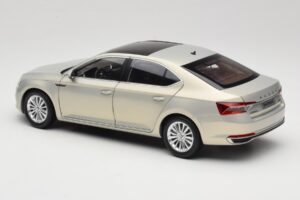 Skoda Superb Mk3 Zeltains Paudi Model 1:18 ZSS000006GOLD Metāls — attēls 7 no 8