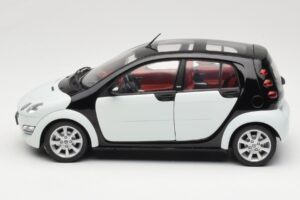 Smart Forfour Balts Kyosho 1:18 0019141V001C01Q00 Metāls — attēls 4 no 8