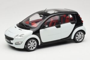 Smart Forfour Balts Kyosho 1:18 0019141V001C01Q00 Metāls