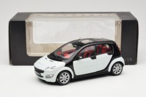 Smart Forfour Balts Kyosho 1:18 0019141V001C01Q00 Metāls — attēls 8 no 8