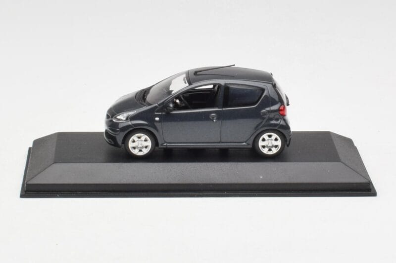 Toyota Aygo AB10 Grey Metallic Minichamps 1:43 AYGO001 Metāls