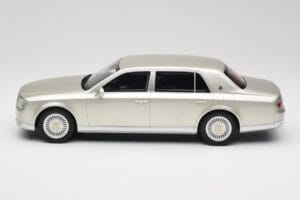 Toyota Century Silver Metallic Kyosho 1:18 KSR18036S Metāls — attēls 3 no 6