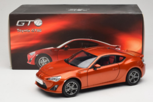 Toyota GT86 Sarkans Century Dragon 1:18 CD01 Metāls — attēls 8 no 8