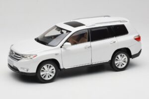 Toyota Highlander XU40 Balts Paudi Model 1:18 2043612-W1 Metāls