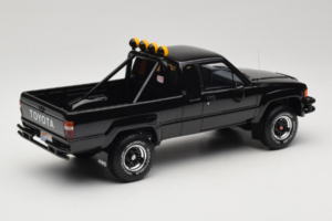Toyota Hilux N60 SR5 Pickup Melns Otto 1:18 OT481B Sveķi — attēls 2 no 6