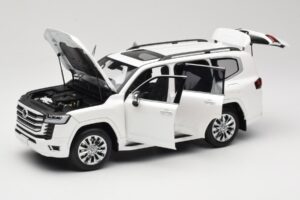 Toyota Land Cruiser J300 ZX Balts LCD 1:18 LCD18013-ZX-WH Metāls — attēls 2 no 8