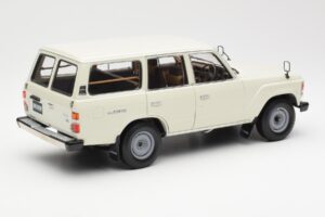 Toyota Land Cruiser J60 Balts Kyosho 1:18 08956W Metāls — attēls 3 no 8